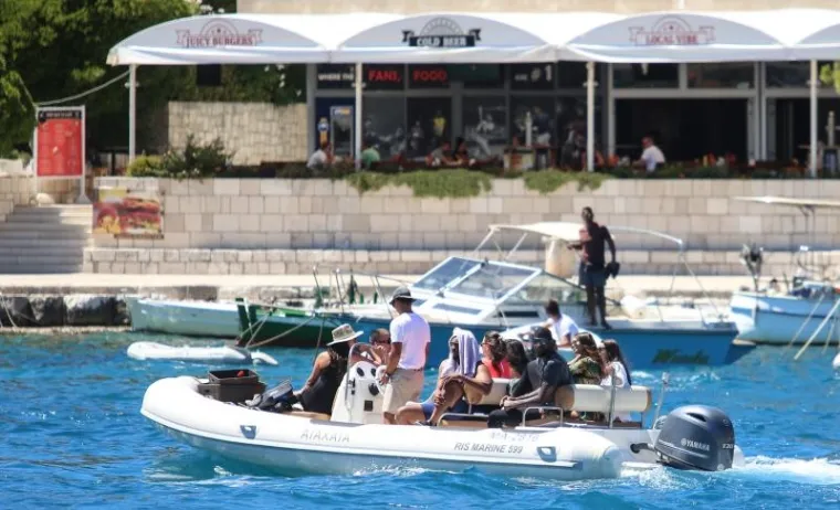 NBA ko&scaron;arka&scaron; Paul George i njegova bujna partnerica na turneji po Jadranu