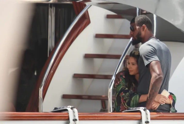 NBA ko&scaron;arka&scaron; Paul George i njegova bujna partnerica na turneji po Jadranu