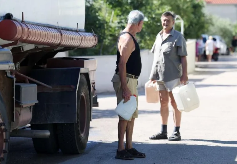KAOS U TURISTIČKOM SREDIŠTU: Dio Vodica već tri dana bez pitke vode, turisti odlaze ranije