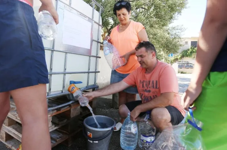 KAOS U TURISTIČKOM SREDIŠTU: Dio Vodica već tri dana bez pitke vode, turisti odlaze ranije