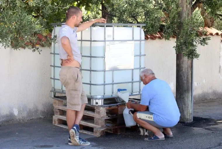 KAOS U TURISTIČKOM SREDIŠTU: Dio Vodica već tri dana bez pitke vode, turisti odlaze ranije