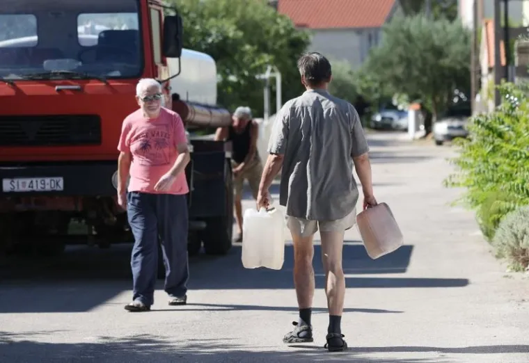 KAOS U TURISTIČKOM SREDIŠTU: Dio Vodica već tri dana bez pitke vode, turisti odlaze ranije