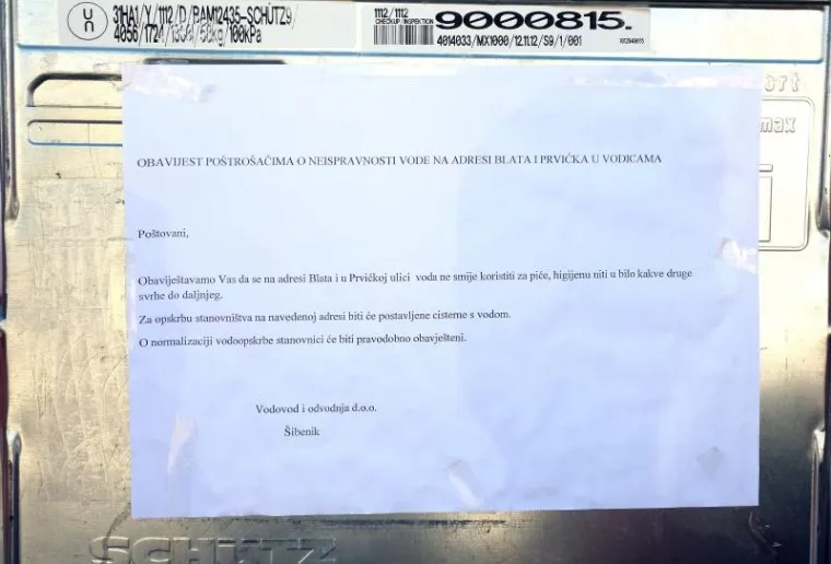 KAOS U TURISTIČKOM SREDIŠTU: Dio Vodica već tri dana bez pitke vode, turisti odlaze ranije