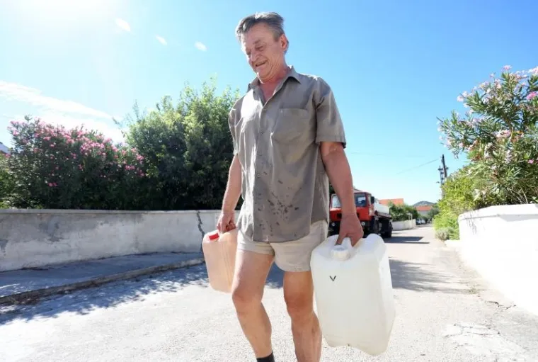 KAOS U TURISTIČKOM SREDIŠTU: Dio Vodica već tri dana bez pitke vode, turisti odlaze ranije