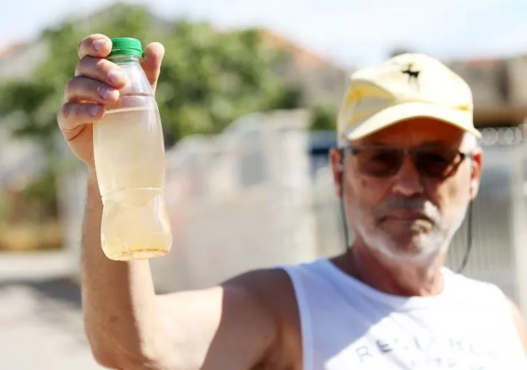 KAOS U TURISTIČKOM SREDIŠTU: Dio Vodica već tri dana bez pitke vode, turisti odlaze ranije