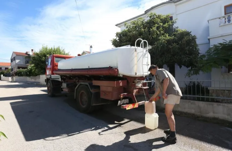 Građani ulice Prvićke i Blata organizirali su konferenciju za medije zbog naglog zagađivanja pitke vode s fekalijama i situacije koja ih je sna&scaron;la u tijeku turističke sezone, a zbog koje imaju gubitke jer turisti prijevremeno odlaze. 
Posljedice pijenja zagađene vode su plikovi po tijelu i bolovi u trbuhu.