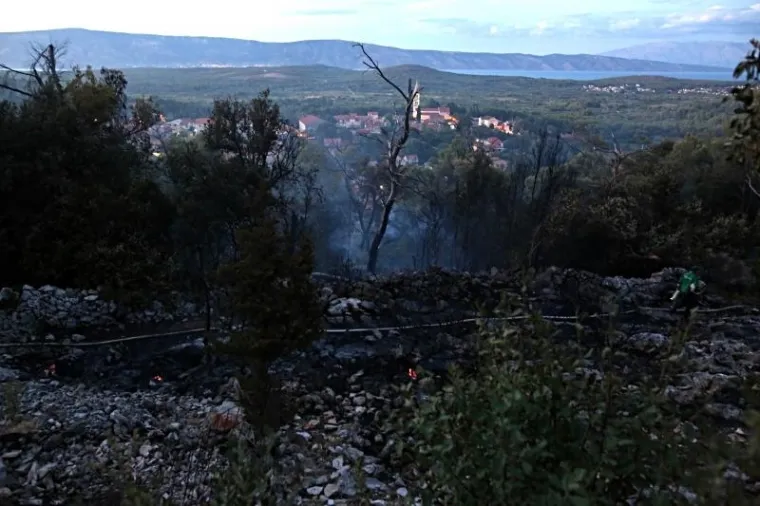 POŽAR NA HVARU KOJI JE ZAPRIJETIO KUĆAMA: Izgorjelo 4-5 hektara guste borove &scaron;ume