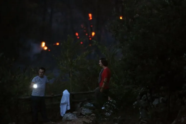POŽAR NA HVARU KOJI JE ZAPRIJETIO KUĆAMA: Izgorjelo 4-5 hektara guste borove &scaron;ume