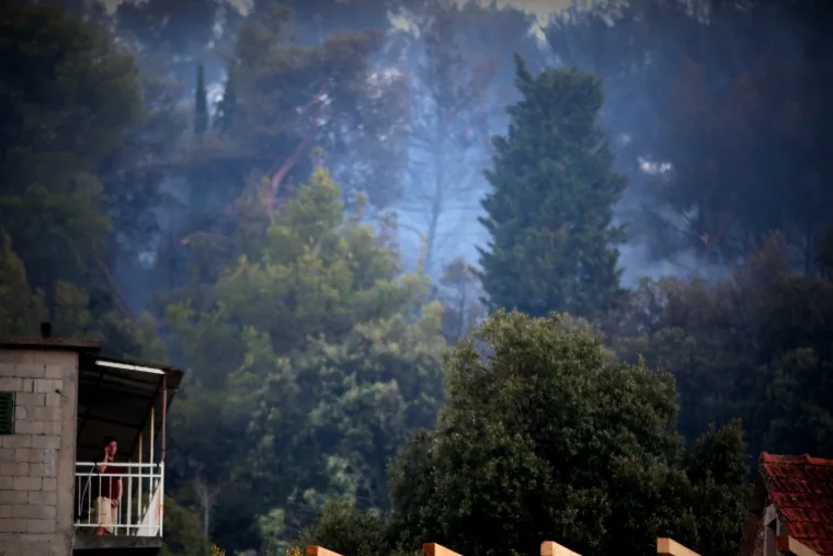 Hvar: vatrogasci gase požar koji je u popodnevnim satima zahvatio &scaron;umu između Vrbnja i Svirča
