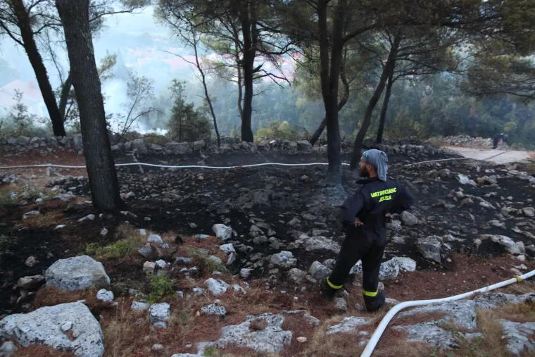 Hvar: vatrogasci gase požar koji je u popodnevnim satima zahvatio &scaron;umu između Vrbnja i Svirča