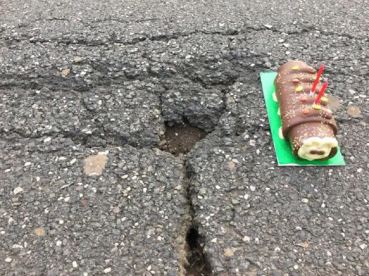 Proslava drugog rođendana rupe na cesti