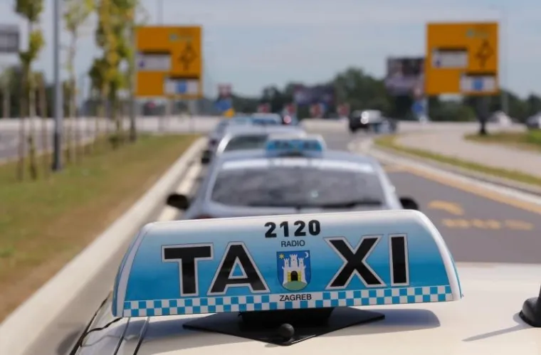 Ispred zagrebačke Međunarodne zračne luke Franjo Tuđman taksisti Radio-taxija Zagreb i nezavisni taksisti prosvjedovali su zbog neprovođenja novog zakona koji treba natjerati aplikaciju Uber na legalizaciju.