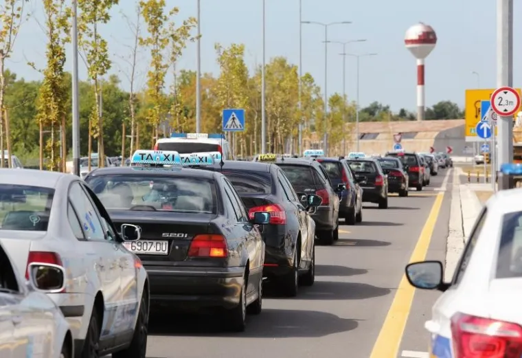 Zagrebački i splitski taksisti prosvjeduju zbog Ubera