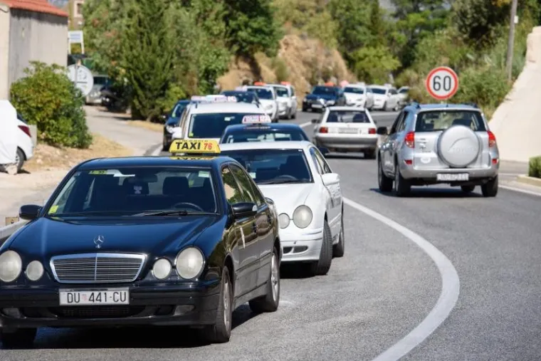 Zagrebački i splitski taksisti prosvjeduju zbog Ubera
