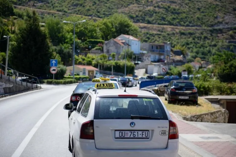 Zagrebački i splitski taksisti prosvjeduju zbog Ubera