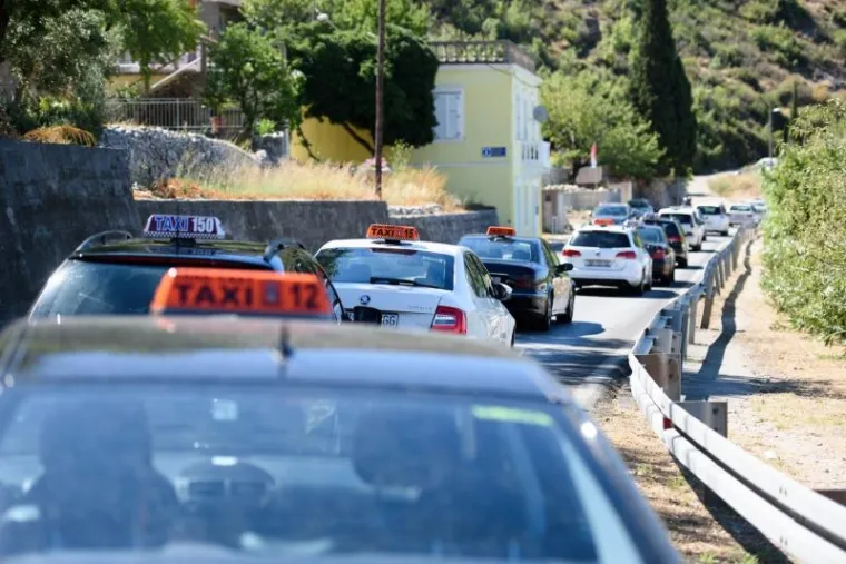 Zagrebački i splitski taksisti prosvjeduju zbog Ubera