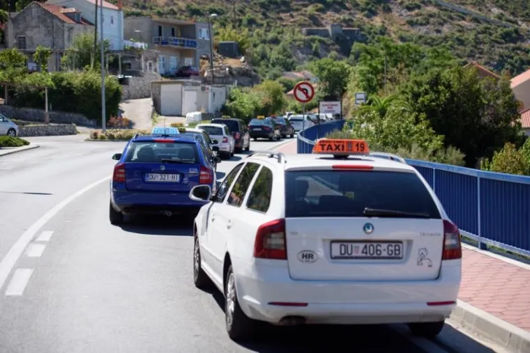 Zagrebački i splitski taksisti prosvjeduju zbog Ubera