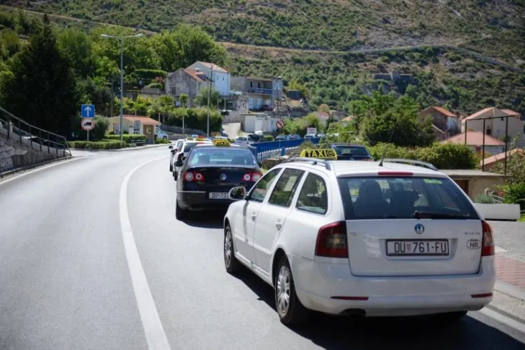 Zagrebački i splitski taksisti prosvjeduju zbog Ubera