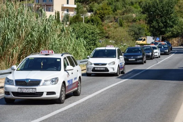Zagrebački i splitski taksisti prosvjeduju zbog Ubera