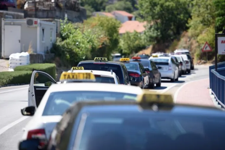 Zagrebački i splitski taksisti prosvjeduju zbog Ubera