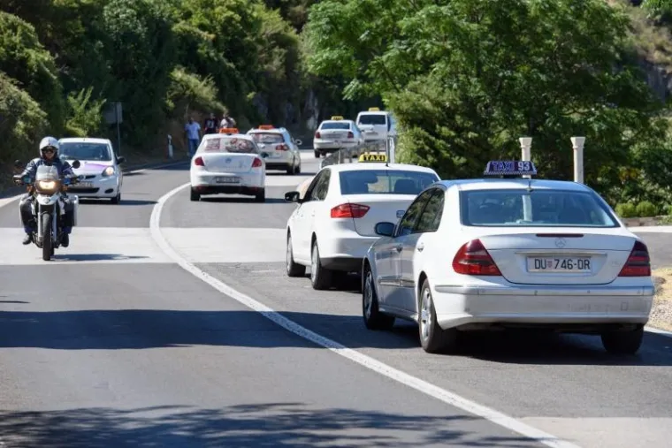 Zagrebački i splitski taksisti prosvjeduju zbog Ubera