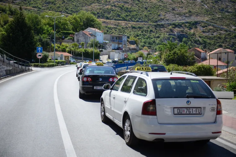 Dubrovnik: taksisti usred sezone blokirali Jadransku magistralu i pristupe aerodromu