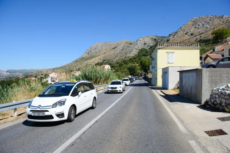 Dubrovnik: taksisti usred sezone blokirali Jadransku magistralu i pristupe aerodromu