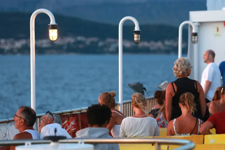 'Ukazanje' iznad &Scaron;olte: silueta u obliku anđela ukrasila nebo pri zalasku sunca