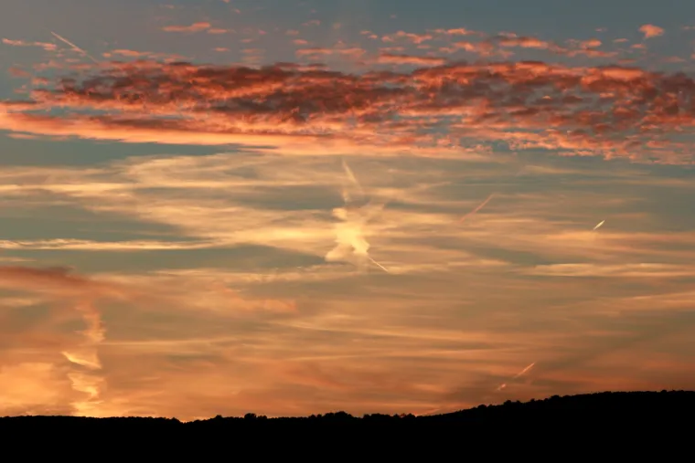 'Ukazanje' iznad &Scaron;olte: silueta u obliku anđela ukrasila nebo pri zalasku sunca
