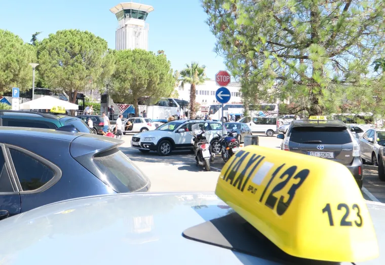 Taksisti u znak prosvjeda protiv Ubera blokirali Zračnu luku Split