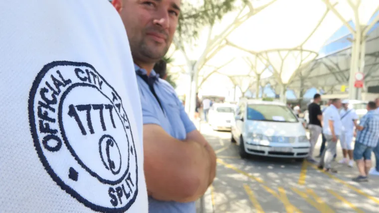 Taksisti u znak prosvjeda protiv Ubera blokirali Zračnu luku Split