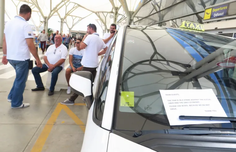 Taksisti u znak prosvjeda protiv Ubera blokirali Zračnu luku Split