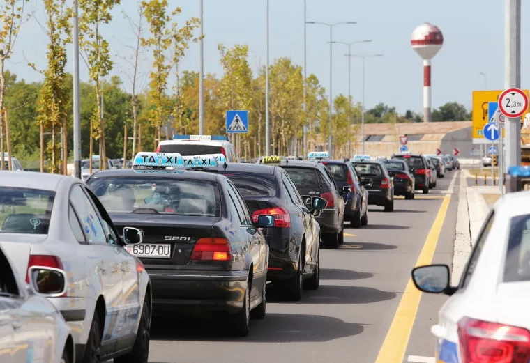 Zagreb: taksisti ispred aerodroma prosvjeduju protiv Ubera