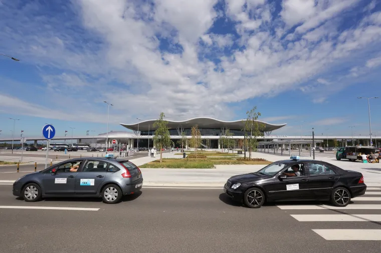 Zagreb: taksisti ispred aerodroma prosvjeduju protiv Ubera