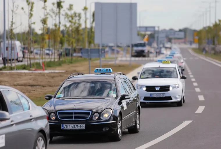 Zagreb: taksisti ispred aerodroma prosvjeduju protiv Ubera