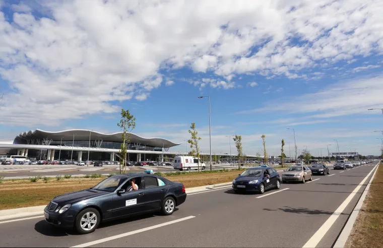Zagreb: taksisti ispred aerodroma prosvjeduju protiv Ubera
