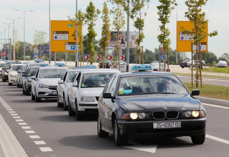 Zagreb: taksisti ispred aerodroma prosvjeduju protiv Ubera