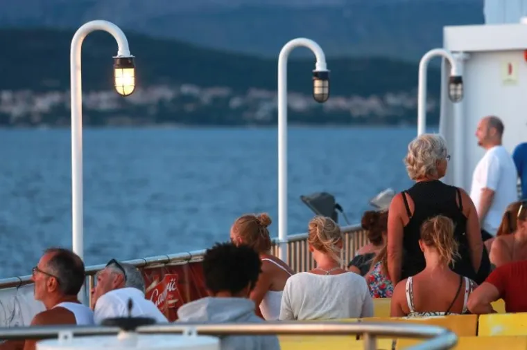 ČAROBNI ZALAZAK SUNCA: Turisti se oduševili siluetom u obliku anđela koja se pojavila na nebu