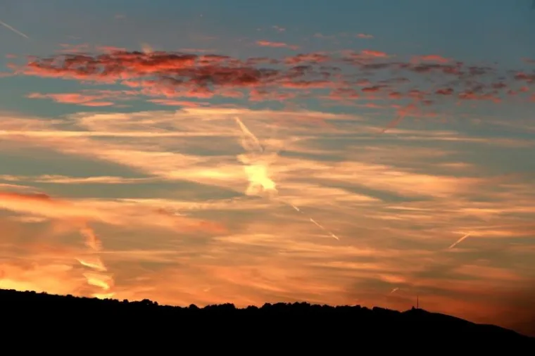 ČAROBNI ZALAZAK SUNCA: Turisti se oduševili siluetom u obliku anđela koja se pojavila na nebu