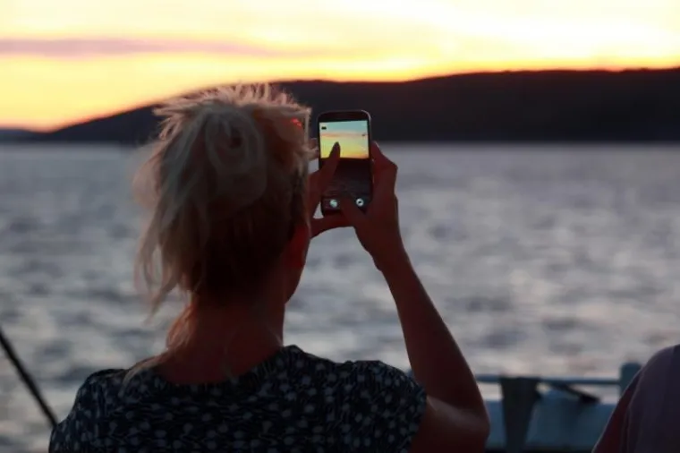ČAROBNI ZALAZAK SUNCA: Turisti se oduševili siluetom u obliku anđela koja se pojavila na nebu