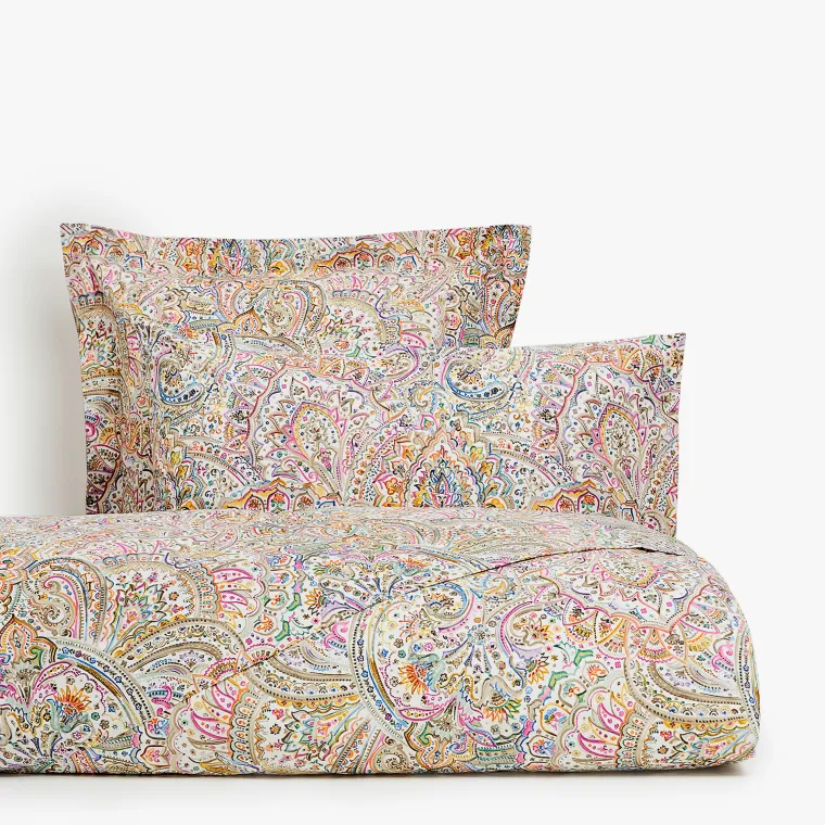 Zara Home, navlaka za poplun - 359,00 do 559,00 kuna, ovisno o veličini, jastučnica - 149,00 do 159,00 kuna, ovisno o veličini