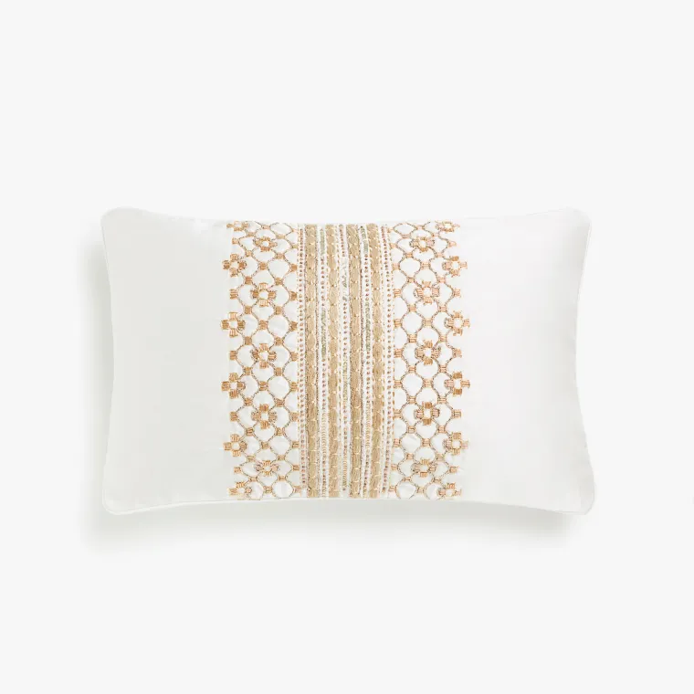 Satenska jastučnica s vezom i perlicama (30x50 cm), Zara Home, 359,00 kuna