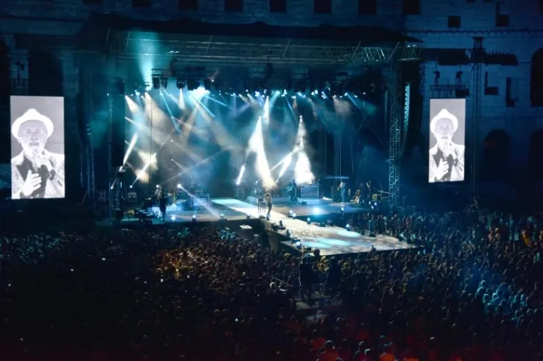 DINO MERLIN NAPUNIO PULSKU ARENU: Iz publike ga bodrilo 10 tisuća obožavatelja