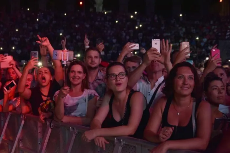 DINO MERLIN NAPUNIO PULSKU ARENU: Iz publike ga bodrilo 10 tisuća obožavatelja
