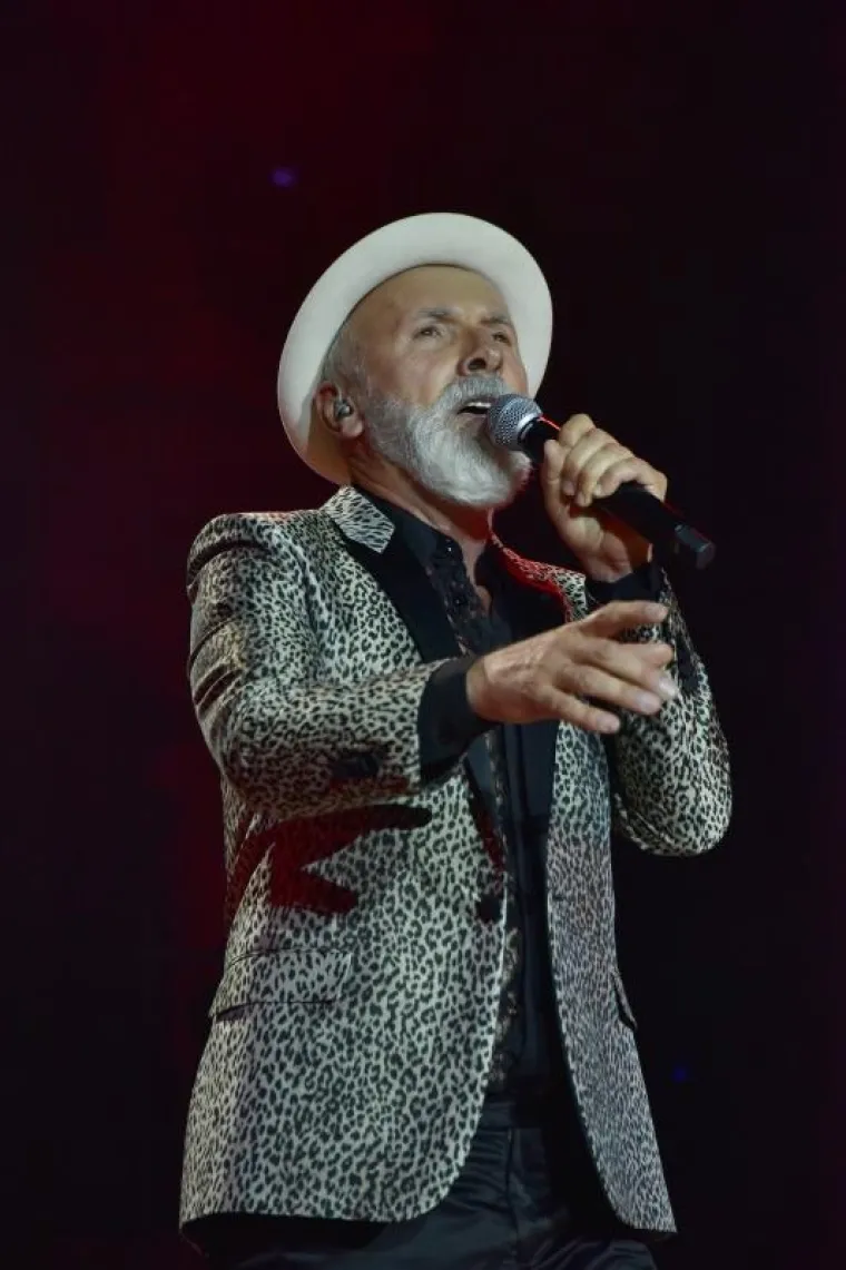DINO MERLIN NAPUNIO PULSKU ARENU: Iz publike ga bodrilo 10 tisuća obožavatelja