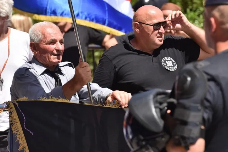 29.07.2017., Srb - Polaganjem vijenaca kod spomenika obilježena je obljetnica Dana ustanka naroda Like. Istovremeno nekoliko stotina metara dalje uz jako policijsko osiguranje, okupilo se stotinjak prosvjednika prosvjedujući protiv obilježavanja ustanka.