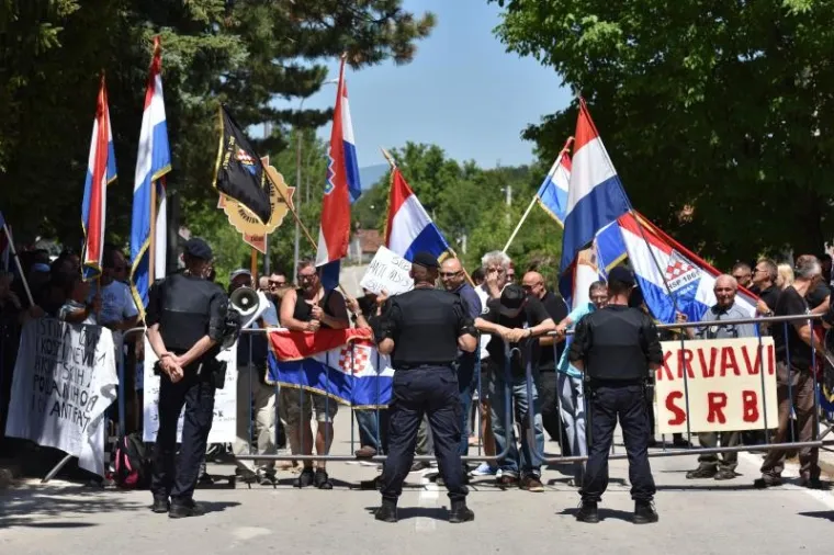 Napetosti na obilježavanju ustanka u Srbu, do&scaron;lo jako policijsko osiguranje