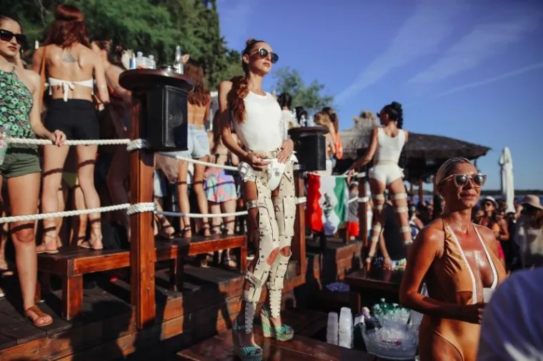 U Hula Hula beach baru mladi iz cijelog svijeta uživaju u after beach zabavi, uz odličnu glazbu Ressless DJ i Borisa Time na violini. Na današnjoj zabavi bilo je puno atraktivnih djevojaka iz cijelog svijeta koje su posjetile još uvijek najatraktivniji otok na Jadranu. U hvarskom arhipelagu nalazi se puno jahti s kojih dolaze na zabavu u Hula Hula.