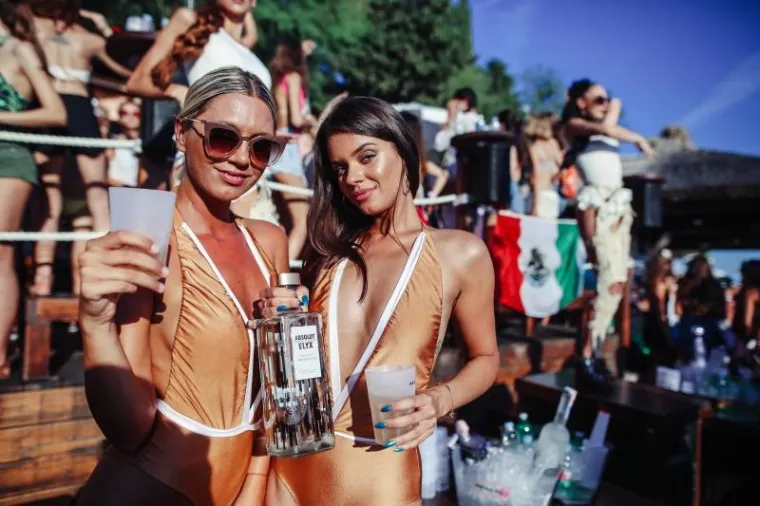 HVAR OKUPIRALE LJEPOTICE: Seksi djevojke iz cijeloga svijeta opustile se uz koju čašicu više i pokazale sve svoje draži