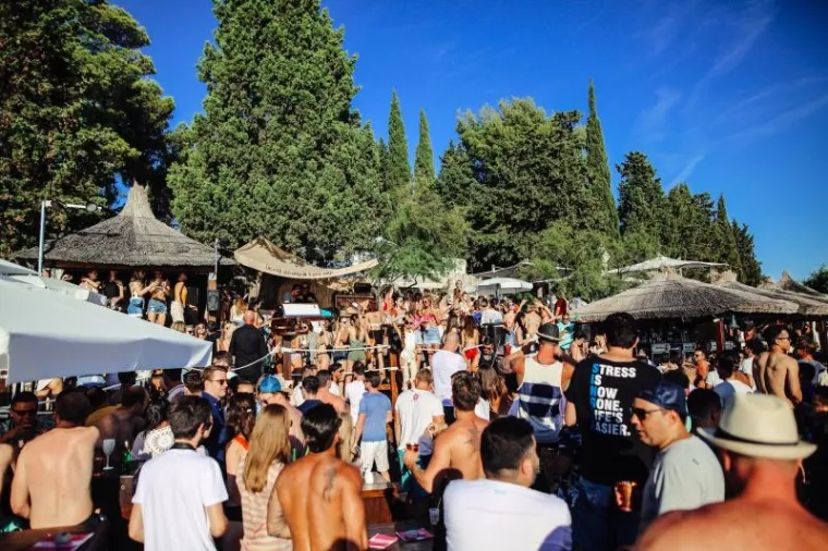 HVAR OKUPIRALE LJEPOTICE: Seksi djevojke iz cijeloga svijeta opustile se uz koju čašicu više i pokazale sve svoje draži